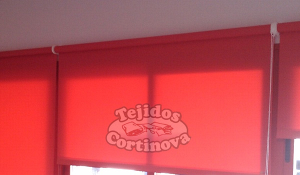 Cortina con volante rizado en dormitorio